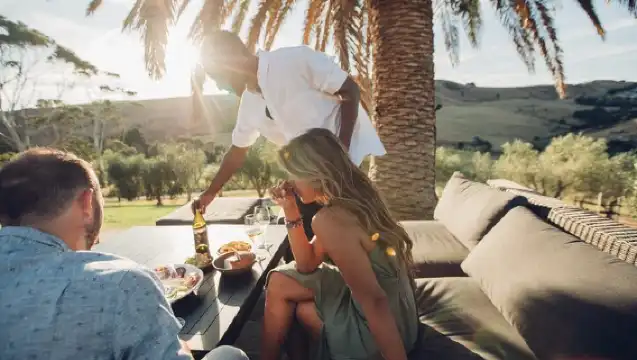 ทัวร์ไวน์เกาะ Waiheke พร้อมชิมไวน์และอาหารกลางวันเลิศรสริมชายหาด