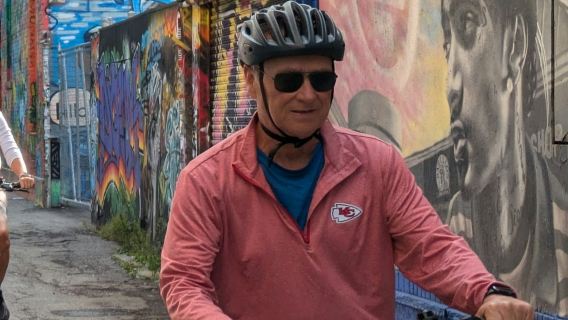 Toronto: Guided Neighbourhoods E-bike Tour