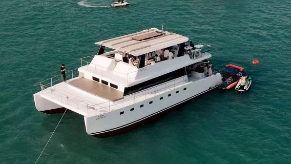 Noleggio di barche a vela e yacht per feste in mare a Pattaya, Thailandia, con diverse opzioni di imbarcazioni disponibili