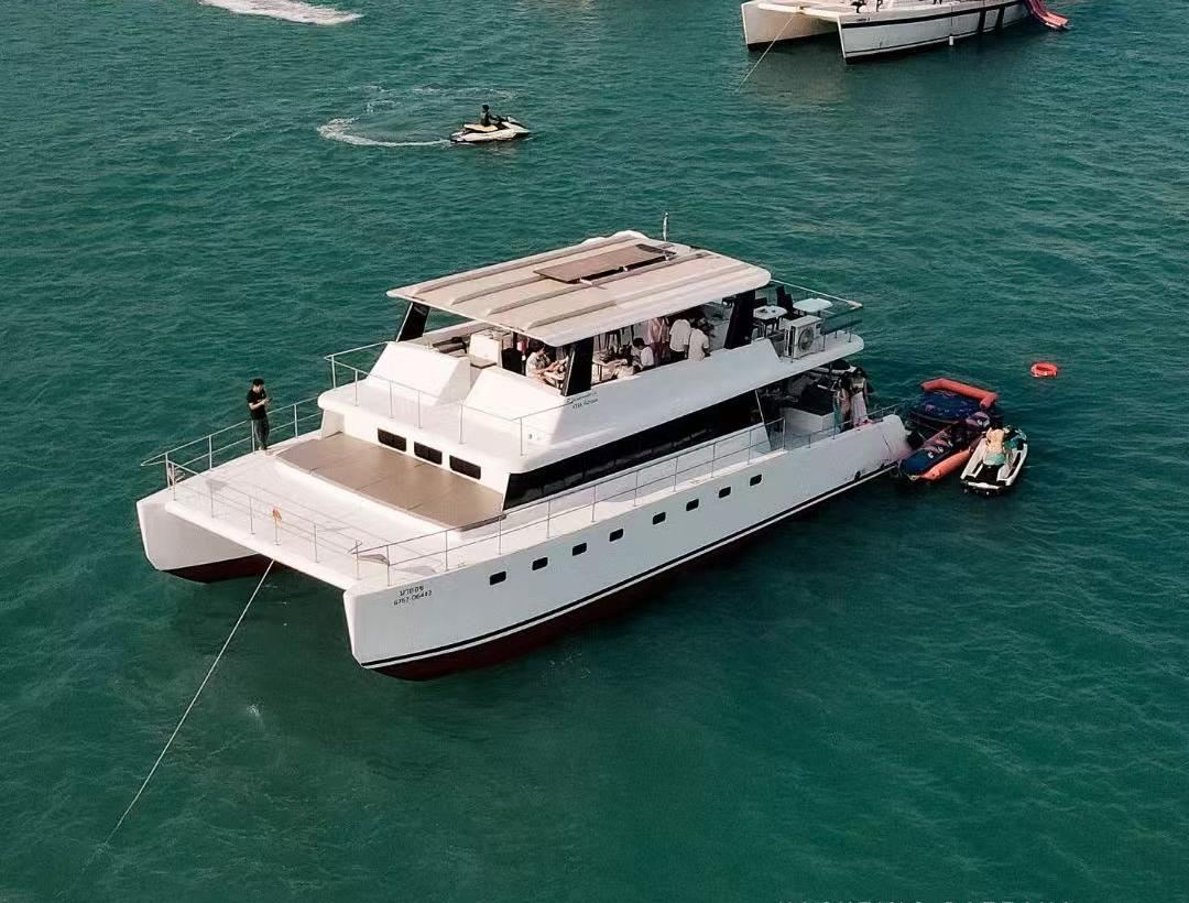 Alquiler de yates y veleros para fiestas en el mar en Pattaya, Tailandia, con múltiples opciones de embarcaciones disponibles.