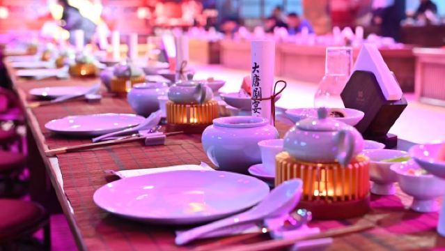 Чжэнчжоу, Хэнань: Иммерсивное придворное шоу-ужин «Пир в Дворце» [Придворная кухня + придворные танцы + иммерсивный опыт королевского пира]