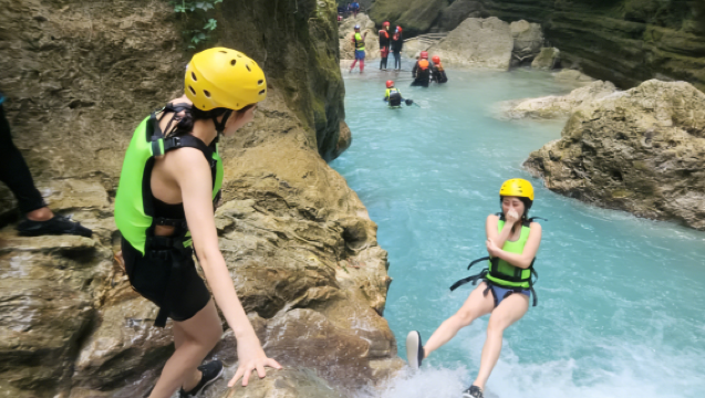 Tour di un giorno a Cebu, Filippine: Avventura nella gola e cascate di Kawasan | Attraversamento della gola | Torrentismo