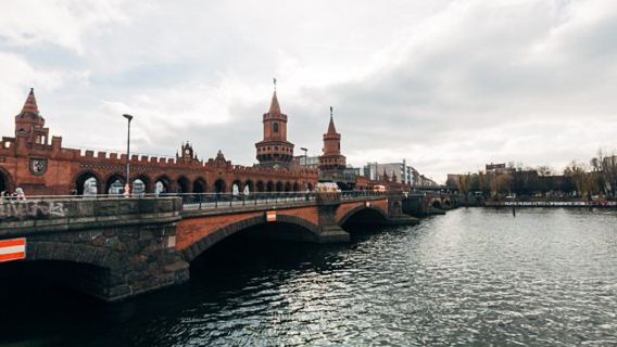 Jerman Berlin - Sungai Spree - Unter den Linden - Bangunan Reichstag - Brandenburg Gate - Sewaan Peribadi - Melancong
