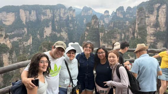 Servicio de guía privado en inglés, ruso, japonés, coreano y español con visita guiada con explicaciones en Zhangjiajie, acompañamiento local en la Montaña Avatar Tianmen