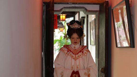 [Night mooring by Maple Bridge] Hanshan Temple + Maple Bridge travel photo shoot | exquisite makeup and styling + costume + photographer follow-up shooting