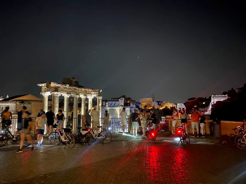 Roma: Tour serale guidato in eBike con aperitivo italiano
