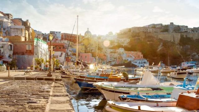 Entdecken Sie Procida: Kultur, Farben und kristallklares Wasser