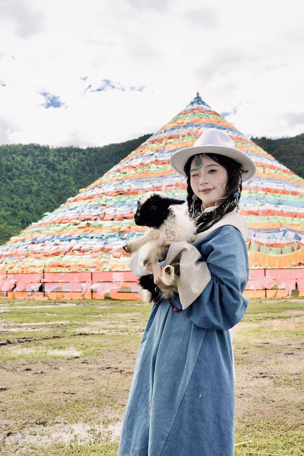 [Xinjiang All-in-One Photo Shoot - Perfect for Families/Couples/Friends] Professional Photography + Luxury Private Charter + Local Translator Included | Exclusive Aerial Shots | 50+ Photos Per Day on Average