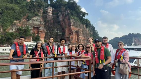 Tur Seharian dari Chengdu ke Buddha Raksasa Leshan