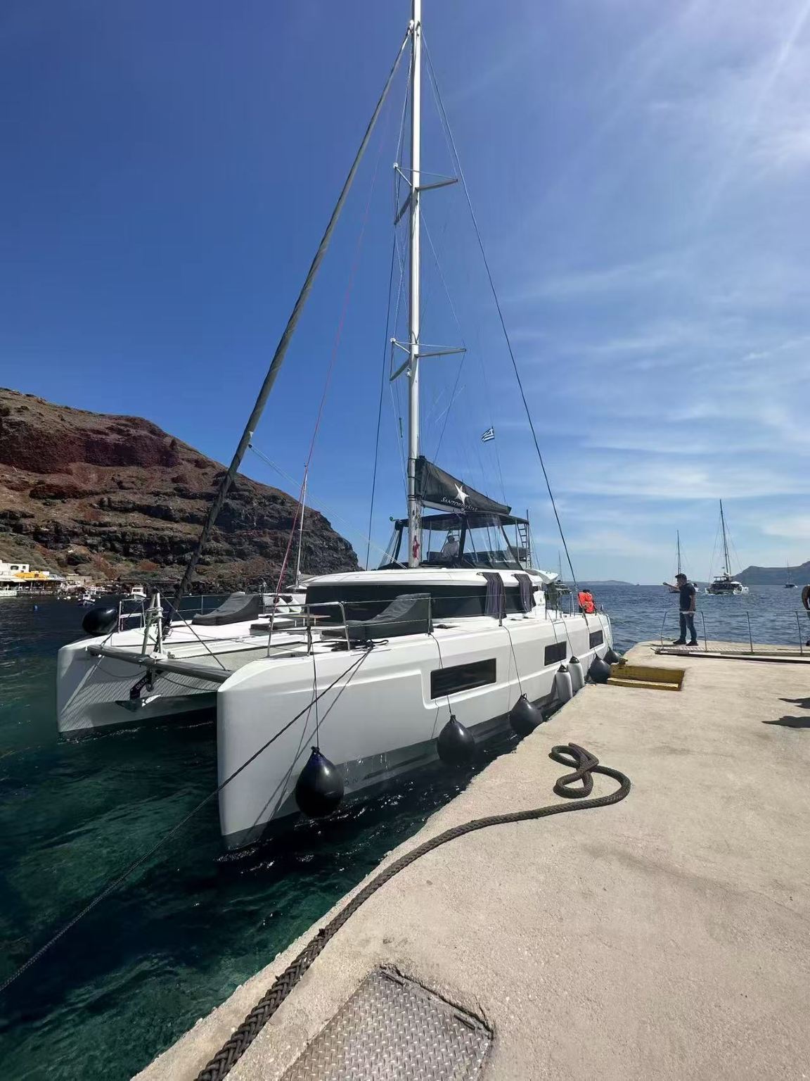 Yacht a Santorini in Grecia, lo stesso modello di Jay Chou