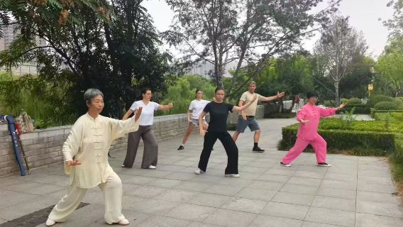 Xi'an Local Life Immersions:Morning Market&Private Tai Chi Lesson&"Bowl-Smashing Wine"