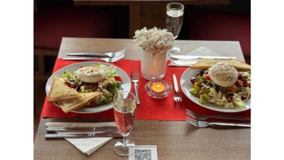 Crociera serale attraverso Praga con menù servito di 3 portate