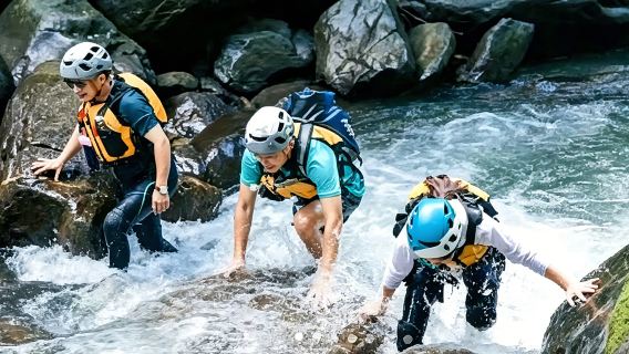[Canyoning no Condado de Yangshuo] Canyoning no vale + travessia na selva + flutuação humana + escorregador de cachoeira + transferência privativa