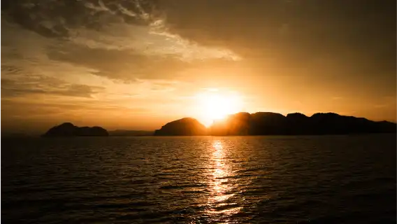 布吉：乘搭豪華遊艇遊覽占士邦島及攀牙灣