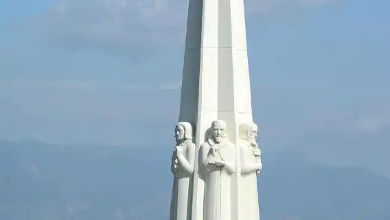 Ultimate Los Angeles One-Day Journey: Iconic Landmarks, Beaches & City Energy.