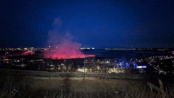 Toronto zu den Niagarafällen: Abendtour mit Kreuzfahrt und Lichtern