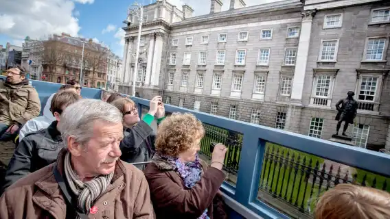 ダブリン：乗り降り自由のバスツアー