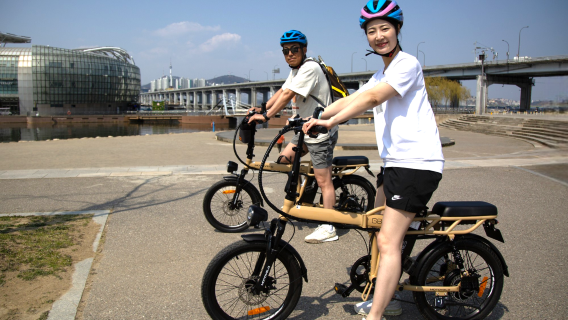 Paseo en bicicleta eléctrica ENKO por el carril bici del río Han en Seúl