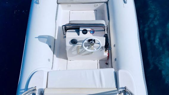Boat Rental: RIB 18ft Predator
