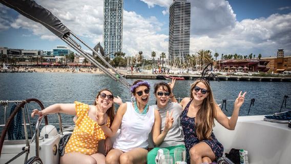 Частная парусная экскурсия по Барселоне с напитками для семьи и друзей