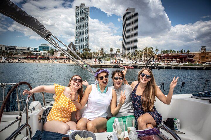 Excursión privada en velero por Barcelona con bebidas para familiares y amigos