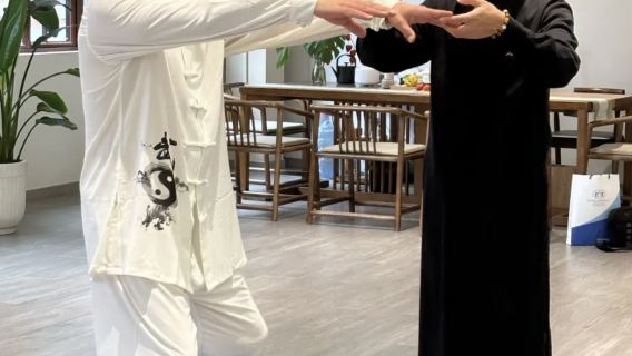 Esperienza di Baduanjin Qigong: coltiva la pace interiore attraverso l'antico movimento cinese