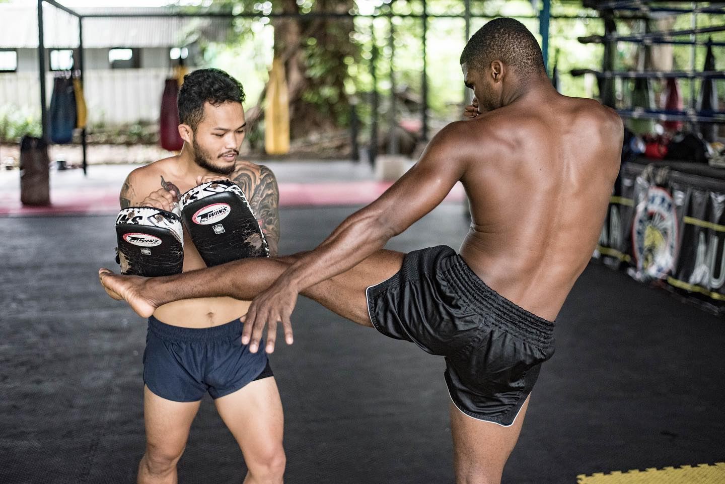 Pai : Initiation à la boxe thaïlandaise en classe de groupe pour débutants