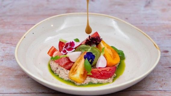 Услуга бронирования столика в популярном ресторане Haus Hiltl в Цюрихе, Швейцария