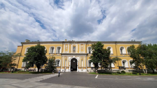 Moscow city day tour (customizable surrounding tours available) with hotel pickup and drop-off