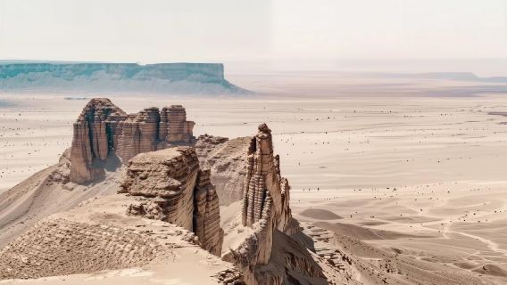 1-day private charter tour to the Edge of the World in Riyadh, Saudi Arabia [pure play private charter]|Divas Hit the Road