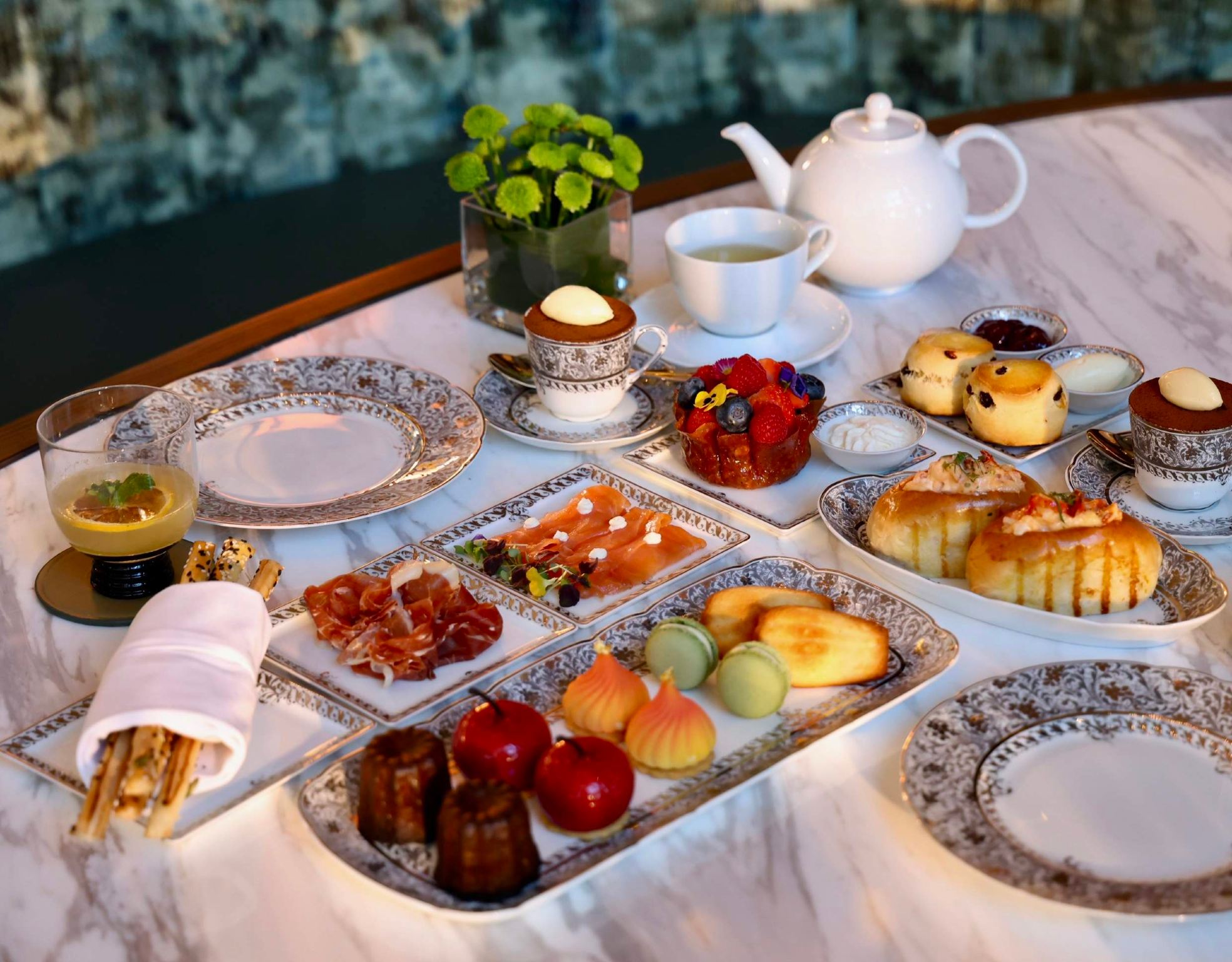 Grand Hyatt Macau|Afternoon-Tea-Set in der Fountain Cafe im Lobbybereich|Klassischer Afternoon-Tea oder leicht alkoholisches Afternoon-Tea-Set zur Auswahl