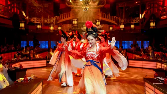 Fuzhou Imperial Banquet Palace Dining Show: panoramic immersive ancient‑culture feast, premium cuisine & song‑dance show; optional makeup‑styling, photography and videography services.