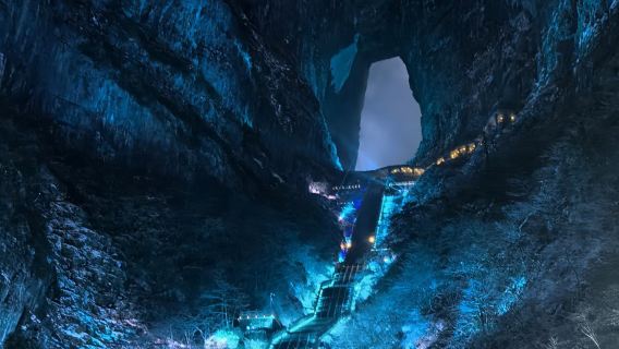 Spectacle lumineux de la Montagne Tianmen à Zhangjiajie avec le spectacle « Le Renard céleste de Tianmen » incluant un guide touristique multilingue / transfert hôtelier / billet d'entrée