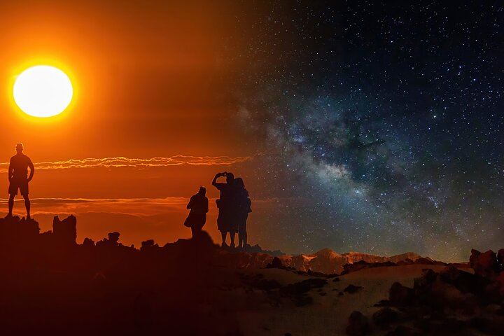 Matahari terbenam dan bintang-bintang di Taman Nasional Teide