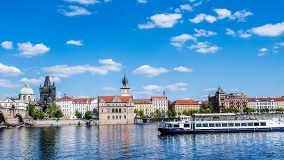Prague: Buffet Lunch Cruise with Live Music + Audio Guide App