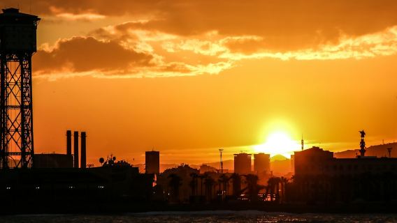 Barcelona: Sunset Sailing with Drinks and Snacks