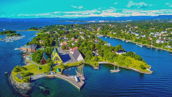 Excursión de un día por Noruega + El monolito del Parque Vigeland + Ayuntamiento de Oslo + Catedral del Salvador de Oslo