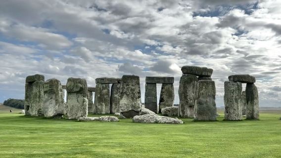 英國巨石陣+巴斯小鎮+羅馬浴場+皇家新月樓一日遊【玩英國】