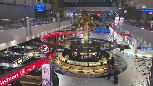 Salone VIP dell'Aeroporto Internazionale di Dubai, lounge di transito con opzioni di ristorazione e docce