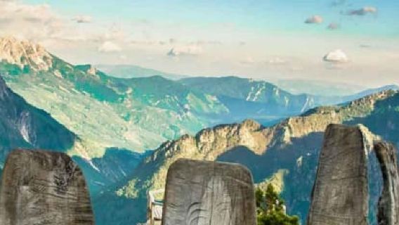 รถบัสจากติรานาไปวัลโบนาพร้อมเรือเฟอร์รี่บนทะเลสาบโคมัน