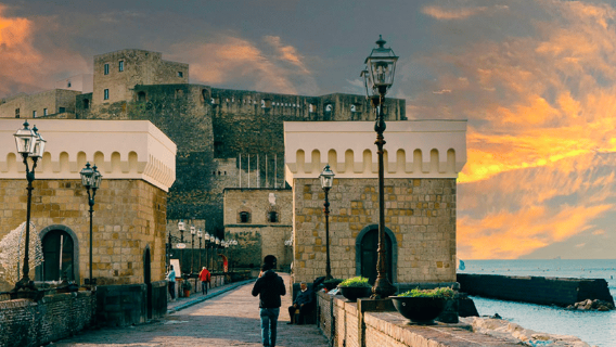 Napoli: tour del golfo all'alba con colazione tipica in riva al mare