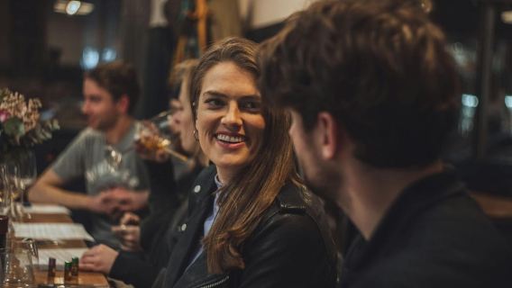 Rasa Wain Hungary 8 Peringkat di Bar Wain Pusat Bandar yang Nyaman