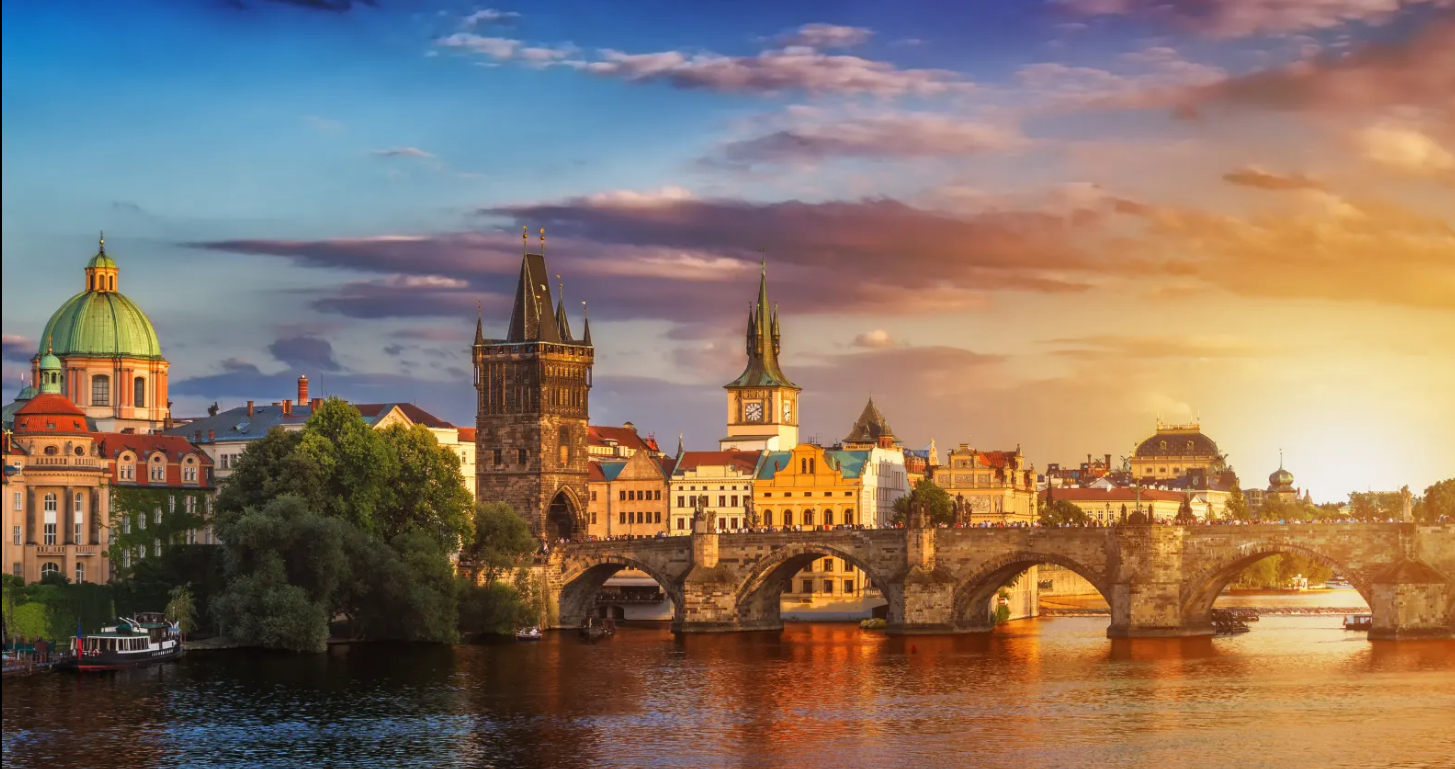 Prague Half-Day Join-in Tour with English Guide + Cruise Sightseeing