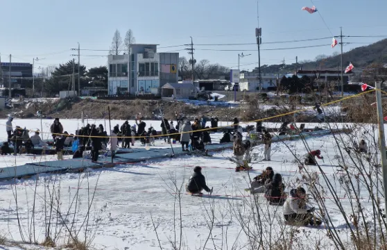 【仁川京畿冬季好玩限定一天團A】冬季釣魚+採摘草莓+江華海邊度假村斜坡滑車+紫菜飯捲製作+韓服體驗