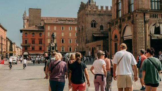 Bologna: Guided Walking Tour + Archiginnasio Entry