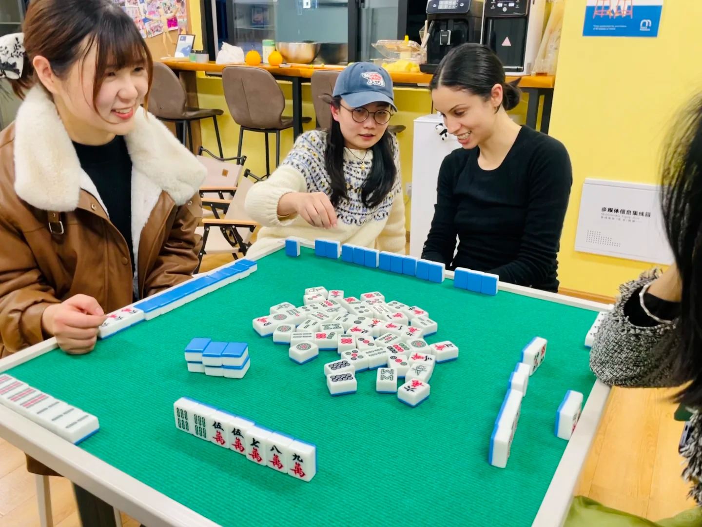 Chengdu Mahjong Experience: With a pro English Guide, Indulge in the Charm of Sichuan Mahjong