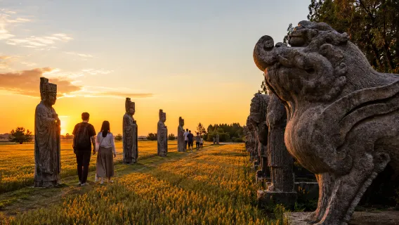 Excursión de un día a Gongyi, Henan | Siete Emperadores y Ocho Mausoleos + Museo de Gongyi + Templo de las Grutas / Opción de guía en inglés