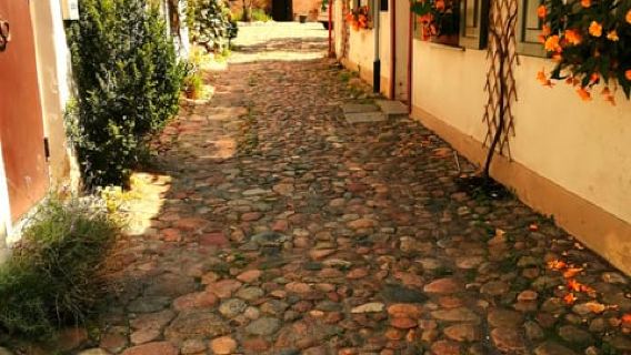 Vilnius: Hidden Courtyards and Lost City Walking Tour
