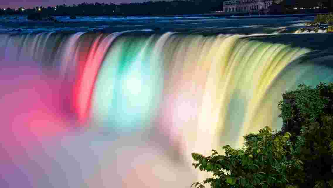 Niagara Falls Night Illumination Tour: Holiday Edition 