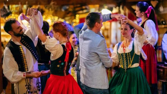 Experiencia culinaria de cena folclórica en Praga, República Checa (disfruta de un espectáculo tradicional de música y danza folclórica + degusta una cena tradicional checa + traslado desde/hasta el lugar designado o acceso por cuenta propia)